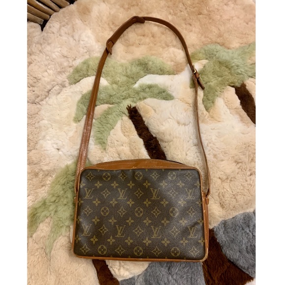 Louis Vuitton Handbags - Louis Vuitton vintage authentic crossbody purse